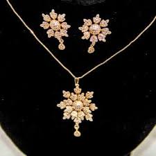 Gold Pearl Flower Fashion Jewelry Set - Necklace & Earrings with Crystal Details